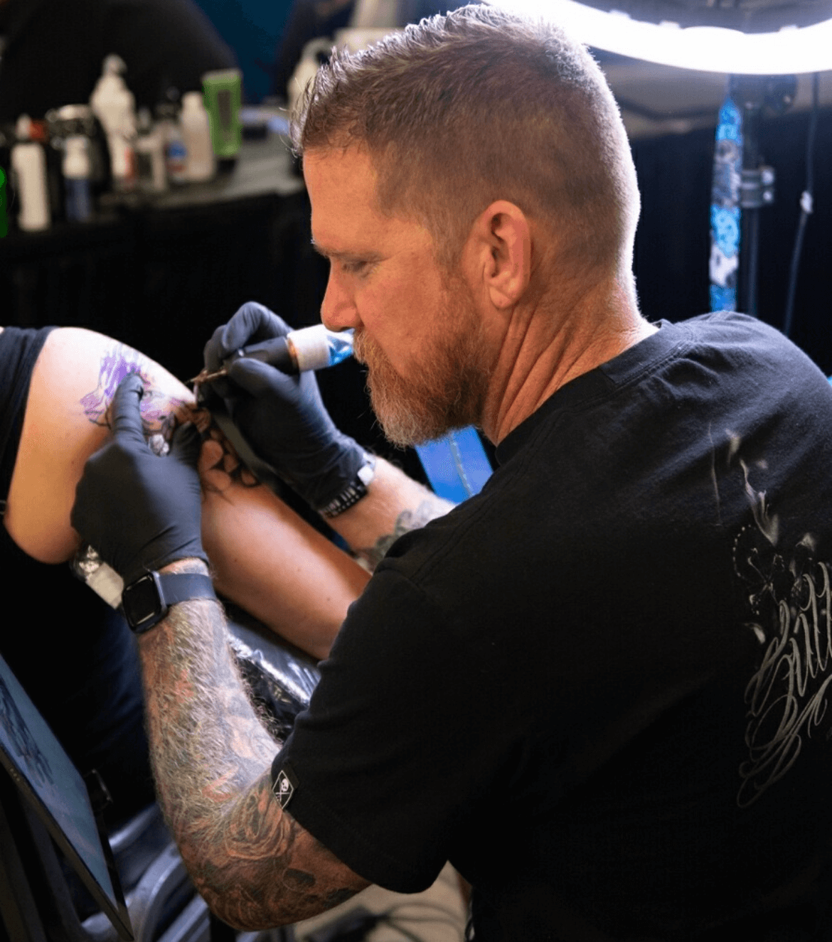 Aaron Slachter tattooing a client